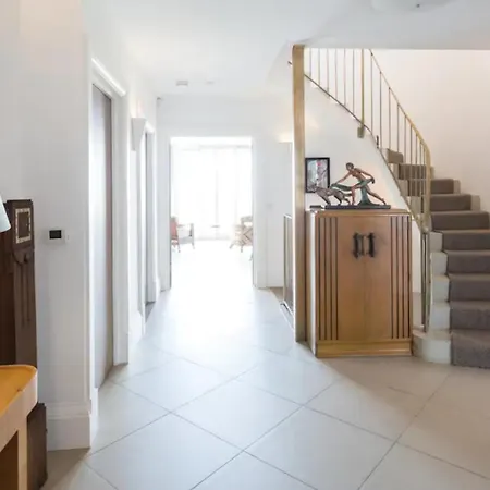 Captivating 7-bed House In * Bristol