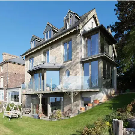 بيت للعطل Captivating 7-bed House In