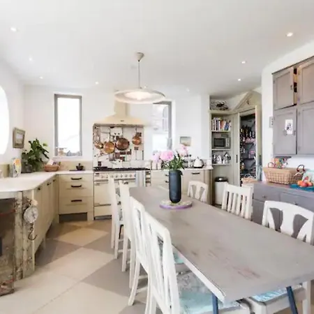 Captivating 7-bed House In * Bristol